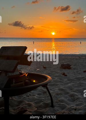 Lagerfeuer am Strand von Grand Cayman Stockfoto