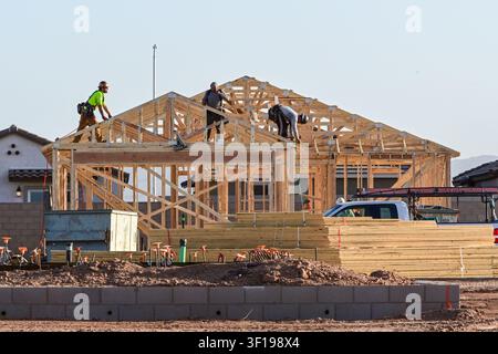 Apache Junction, Arizona, USA. 11. Juli 2026. Arbeiter bauen ein Einfamilienhaus in einer Wohnsiedlung in Pinal County, Arizona. Der Bau von Einfamilienhäusern in den USA ist kürzlich auf einen Achtmonatstief gefallen, da hohe Hypothekenzinsen und gestiegene Baukosten weiterhin die neue Wohnungsbauaktivität belasten. Trotz des nationalen Rückgangs geht die Wohnsiedlungsentwicklung in Zentralarizona weiter, während Bauunternehmer daran arbeiten, das langfristige Bevölkerungswachstum und den Wohnungsbedarf zu decken. (Bildnachweis: © Eduardo Barraza/ZUMA Press Wire) NUR FÜR REDAKTIONELLE NUTZUNG! NICHT FÜR KOMMERZIELLE NUTZUNG! Stockfoto