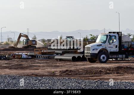 Apache Junction, Arizona, USA. 11. Juli 2026. Baugeräte und Arbeiter bereiten Land für eine neue Wohnsiedlung in Pinal County, Arizona, vor. Der Bau von Einfamilienhäusern in den USA ist kürzlich auf einen Acht-Monats-Tiefstand gefallen, da erhöhte Hypothekenzinsen und höhere Baukosten weiterhin den Neubau von Wohnungen belasten. Trotz des nationalen Abschwungs geht die Wohnentwicklung in Zentral-Arizona weiter, da Bauunternehmer daran arbeiten, das langfristige Bevölkerungswachstum und die Wohnnachfrage zu decken. (Bildnachweis: © Eduardo Barraza/ZUMA Press Wire) NUR FÜR REDAKTIONELLE VERWENDUNG! Nicht für kommerzielle VERWENDUNG! Stockfoto