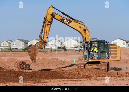 Apache Junction, Arizona, USA. 11. Juli 2026. Ein Baggerfahrer bereitet eine Wohnbaustelle für neue Einfamilienhäuser in Pinal County, Arizona, vor. Der Bau von Einfamilienhäusern in den USA ist kürzlich auf einen Acht-Monats-Tiefstand gefallen, da hohe Hypothekenzinsen und höhere Baukosten den neuen Wohnungsbau weiterhin belasten. Trotz des nationalen Rückgangs geht die Wohnungsentwicklung in Zentralarizona weiter, während Bauunternehmer daran arbeiten, das langfristige Bevölkerungswachstum und den Wohnungsbedarf zu decken. (Bildnachweis: © Eduardo Barraza/ZUMA Press Wire) NUR FÜR REDAKTIONELLE VERWENDUNG! Nicht für kommerzielle Nutzung! Stockfoto