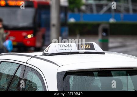 Taxis, die auf Fahrgäste am Stationsplein vor dem Bahnhof 's-Hertogenbosch warten. 's-Hertogenbosch, Niederlande, 2. Juli 2026. Foto Werner Leroo Stockfoto