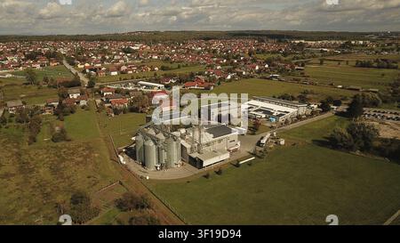 Luftaufnahme einer Industrieanlage mit Lagersilos in einer Kleinstadt-Umgebung, Kroatien Stockfoto