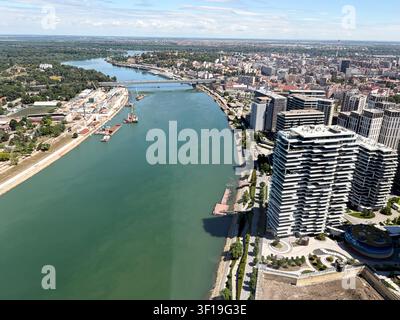 Belgrad, Serbien, 13. Juni 2026: Luftpanorama der Flussstadt, Brücke und moderner Wohnhäuser an einem sonnigen Tag Stockfoto