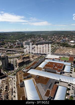 Belgrad, Serbien, 13. Juni 2026 Erhöhte panoramische Stadtsilhouette mit modernen Türmen, Wohnvierteln und blauem Sommerhimmel Stockfoto