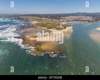 Luftbild der Küstenstadt Vila Nova de Milfontes an der Mündung des Mira-Flusses, mit Sandstränden und felsigen Klippen, Vila Nova de Milfo Stockfoto
