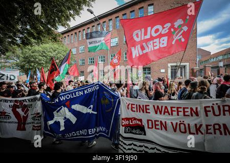 Berlin, Berlin, Deutschland. 11. Juli 2026. Demonstranten marschieren und skandieren während einer Anti-Kriegs-Demonstration gegen Rheinmetall und die Rüstungsindustrie in Berlin, Deutschland, am 11. Juli 2026. Die Demonstration rief zu einem Ende der Waffenproduktion und militärischen Expansion auf, wobei die Teilnehmer Banner und palästinensische Flaggen trugen und mehr Investitionen in soziale Dienstleistungen statt in Rüstung forderten. (Bildnachweis: © Abdelrahman Alkahlout/ZUMA Press Wire) NUR FÜR REDAKTIONELLE VERWENDUNG! Nicht für kommerzielle VERWENDUNG! Stockfoto