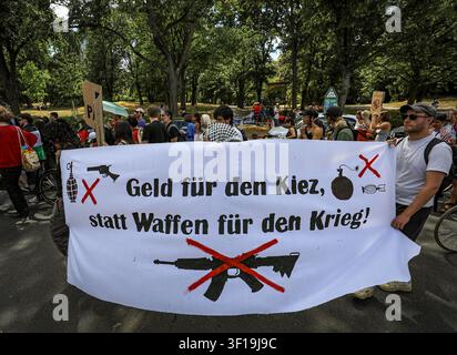 Berlin, Berlin, Deutschland. 11. Juli 2026. Demonstranten marschieren und skandieren während einer Anti-Kriegs-Demonstration gegen Rheinmetall und die Rüstungsindustrie in Berlin, Deutschland, am 11. Juli 2026. Die Demonstration rief zu einem Ende der Waffenproduktion und militärischen Expansion auf, wobei die Teilnehmer Banner und palästinensische Flaggen trugen und mehr Investitionen in soziale Dienstleistungen statt in Rüstung forderten. (Bildnachweis: © Abdelrahman Alkahlout/ZUMA Press Wire) NUR FÜR REDAKTIONELLE VERWENDUNG! Nicht für kommerzielle VERWENDUNG! Stockfoto