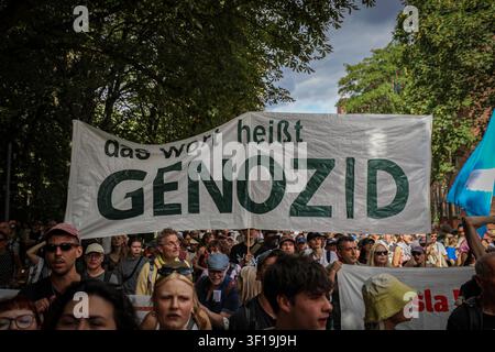 Berlin, Berlin, Deutschland. 11. Juli 2026. Demonstranten marschieren und skandieren während einer Anti-Kriegs-Demonstration gegen Rheinmetall und die Rüstungsindustrie in Berlin, Deutschland, am 11. Juli 2026. Die Demonstration rief zu einem Ende der Waffenproduktion und militärischen Expansion auf, wobei die Teilnehmer Banner und palästinensische Flaggen trugen und mehr Investitionen in soziale Dienstleistungen statt in Rüstung forderten. (Bildnachweis: © Abdelrahman Alkahlout/ZUMA Press Wire) NUR FÜR REDAKTIONELLE VERWENDUNG! Nicht für kommerzielle VERWENDUNG! Stockfoto