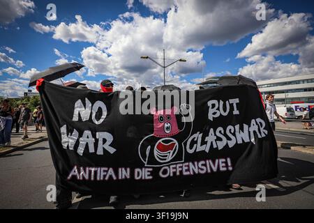 Berlin, Berlin, Deutschland. 11. Juli 2026. Demonstranten marschieren und skandieren während einer Anti-Kriegs-Demonstration gegen Rheinmetall und die Rüstungsindustrie in Berlin, Deutschland, am 11. Juli 2026. Die Demonstration rief zu einem Ende der Waffenproduktion und militärischen Expansion auf, wobei die Teilnehmer Banner und palästinensische Flaggen trugen und mehr Investitionen in soziale Dienstleistungen statt in Rüstung forderten. (Bildnachweis: © Abdelrahman Alkahlout/ZUMA Press Wire) NUR FÜR REDAKTIONELLE VERWENDUNG! Nicht für kommerzielle VERWENDUNG! Stockfoto