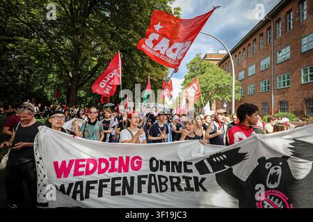 Berlin, Berlin, Deutschland. 11. Juli 2026. Demonstranten marschieren und skandieren während einer Anti-Kriegs-Demonstration gegen Rheinmetall und die Rüstungsindustrie in Berlin, Deutschland, am 11. Juli 2026. Die Demonstration rief zu einem Ende der Waffenproduktion und militärischen Expansion auf, wobei die Teilnehmer Banner und palästinensische Flaggen trugen und mehr Investitionen in soziale Dienstleistungen statt in Rüstung forderten. (Bildnachweis: © Abdelrahman Alkahlout/ZUMA Press Wire) NUR FÜR REDAKTIONELLE VERWENDUNG! Nicht für kommerzielle VERWENDUNG! Stockfoto