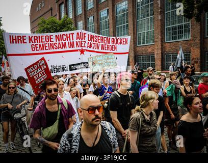 Berlin, Berlin, Deutschland. 11. Juli 2026. Demonstranten marschieren und skandieren während einer Anti-Kriegs-Demonstration gegen Rheinmetall und die Rüstungsindustrie in Berlin, Deutschland, am 11. Juli 2026. Die Demonstration rief zu einem Ende der Waffenproduktion und militärischen Expansion auf, wobei die Teilnehmer Banner und palästinensische Flaggen trugen und mehr Investitionen in soziale Dienstleistungen statt in Rüstung forderten. (Bildnachweis: © Abdelrahman Alkahlout/ZUMA Press Wire) NUR FÜR REDAKTIONELLE VERWENDUNG! Nicht für kommerzielle VERWENDUNG! Stockfoto