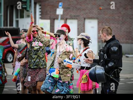 Berlin, Berlin, Deutschland. 11. Juli 2026. Demonstranten marschieren und skandieren während einer Anti-Kriegs-Demonstration gegen Rheinmetall und die Rüstungsindustrie in Berlin, Deutschland, am 11. Juli 2026. Die Demonstration rief zu einem Ende der Waffenproduktion und militärischen Expansion auf, wobei die Teilnehmer Banner und palästinensische Flaggen trugen und mehr Investitionen in soziale Dienstleistungen statt in Rüstung forderten. (Bildnachweis: © Abdelrahman Alkahlout/ZUMA Press Wire) NUR FÜR REDAKTIONELLE VERWENDUNG! Nicht für kommerzielle VERWENDUNG! Stockfoto