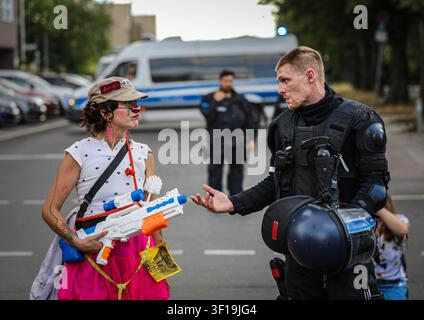 Berlin, Berlin, Deutschland. 11. Juli 2026. Demonstranten marschieren und skandieren während einer Anti-Kriegs-Demonstration gegen Rheinmetall und die Rüstungsindustrie in Berlin, Deutschland, am 11. Juli 2026. Die Demonstration rief zu einem Ende der Waffenproduktion und militärischen Expansion auf, wobei die Teilnehmer Banner und palästinensische Flaggen trugen und mehr Investitionen in soziale Dienstleistungen statt in Rüstung forderten. (Bildnachweis: © Abdelrahman Alkahlout/ZUMA Press Wire) NUR FÜR REDAKTIONELLE VERWENDUNG! Nicht für kommerzielle VERWENDUNG! Stockfoto