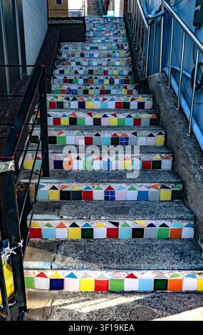 Bunte Mosaikfliesen-Treppe mit hausförmigen Designs auf jeder Stufe im Hügel-Gamcheon-Kulturdorf, einem Touristengebiet in Busan, Südkorea Stockfoto