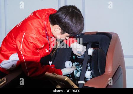 Technischer Ingenieur repariert und misst das elektronische Motherboard eines elektrischen Massagestuhls mit professionellen Werkzeugen, Hardware-Reparaturdienst. Stockfoto