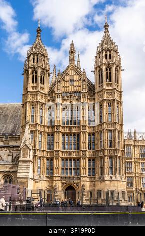 Westfassade des Palace of Westminster entlang der Abingdon Street, gotisches Revival-Meisterwerk, entworfen von Charles Barry und Augustus Pugin, London, UK Stockfoto