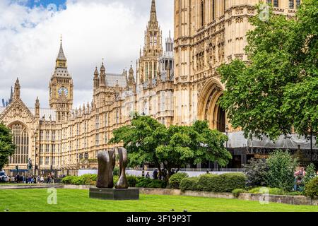 College Garden mit einer Henry-Moore-Skulptur und den gotischen Neuentwicklungstürmen des Palace of Westminster im Hintergrund, Stadt Westminster, London, UK. Stockfoto