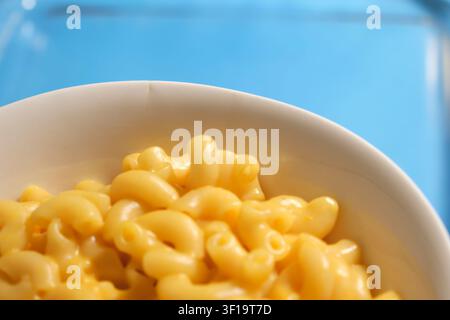 Nahaufnahme von cremigem Macaroni und Käse in einer rustikalen Keramikschüssel Stockfoto