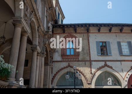 Mailand Italien Juni 24, 2026: Ein suggestiver Blick auf die Piazza dei Mercanti in Mailand, eingerahmt von den historischen Steinbögen des Palazzo della Ragione Stockfoto