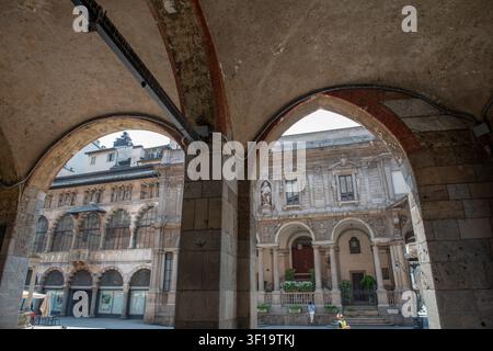 Mailand Italien Juni 24, 2026: Ein suggestiver Blick auf die Piazza dei Mercanti in Mailand, eingerahmt von den historischen Steinbögen des Palazzo della Ragione Stockfoto