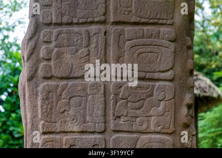 Mayische Hieroglyphen auf Stela B in Quirigua, Guatemala. Stockfoto