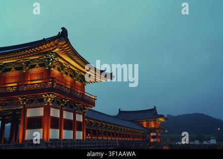 Niedrigwinkelansicht des Pavillons der Woljeonggyo-Brücke unter einem stimmungsvollen Dämmerungshimmel in der Abenddämmerung. Stockfoto