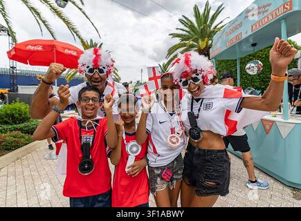 Miami Gardens, Vereinigte Staaten. 11. Juli 2026. Jasdeep Ladhar, seine Frau Balinder Ladhar und ihre Kinder Zac Ladhar, 7, Arian Ladhar, 9, und Isla Ladhar, 11, jubeln, als sie ankommen, um ein Viertelfinalspiel der FIFA-Weltmeisterschaft 2026 zwischen England und Norwegen im Hard Rock Stadium in Miami Gardens, Florida, am 11. Juli 2026 zu sehen. England-Fans, die rot-weiße Perücken, Fußballball-Neuheitssonnenbrillen und Trikots der englischen Nationalmannschaft trugen, schwenkten Fahnen mit dem Georgskreuz vor dem Stadion, bevor das Spiel begann. (Foto von Matias J. Ocner/Miami Herald/TNS/Sipa USA) Credit: Sipa USA/Alamy Live News Stockfoto