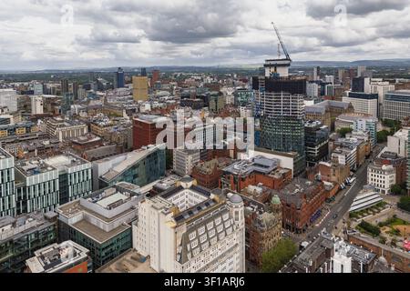 Luftbild des Stadtzentrums von Manchester mit modernen Wolkenkratzern, historischen Backsteingebäuden, Baukränen und städtischen Straßen, Manchester, Engl Stockfoto