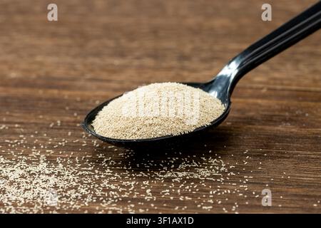 Aktive Trockenhefe-Granulate zum Brotbacken und zur Fermentation Stockfoto