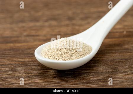 Aktive Trockenhefe-Granulate zum Brotbacken und zur Fermentation Stockfoto