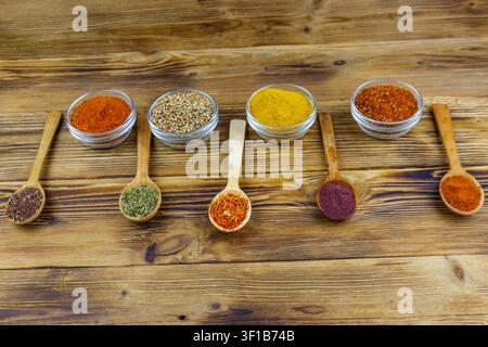 Satz verschiedener aromatischer Gewürze auf Holztablett Stockfoto