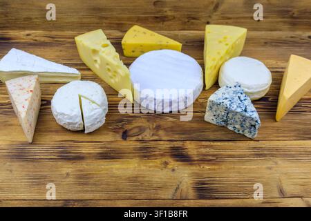Set mit verschiedenen Käsesorten auf Holztisch Stockfoto