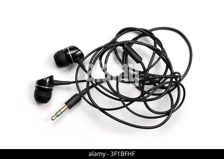 Kopfhörer mit einem verhedderten Kabel auf weißem Hintergrund. Verheddertes Kopfhörerkabel. Stockfoto