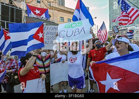 Miami, Vereinigte Staaten. 11. Juli 2026. Demonstranten schwenken kubanische und amerikanische Flaggen und halten Schilder mit der Aufschrift „SOS Kuba“ und „Kuba ist eine Diktatur“ vor dem Freedom Tower am Miami Dade College in Miami am 17. Juli 2021. Hunderte versammelten sich zur Rallye für Demokratie in Kuba nach historischen landesweiten Protesten, die am 11. Juli 2021 auf der Insel ausbrachen, als Kubaner gegen die kommunistische Regierung protestierten, vor dem Hintergrund von weit verbreiteten Nahrungsmittelknappheit, Medikamentenmangel und einem Anstieg der COVID-19-Fälle. (Foto von Miami Herald/Miami Herald/TNS/Sipa USA) Credit: Sipa USA/Alamy Live News Stockfoto