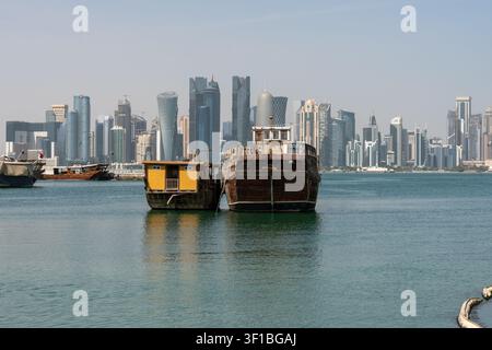 Doha, Katar - 1. Februar 2026: Eine Nachmittagsansicht von zwei traditionellen Holz-Dhow-Booten, die im ruhigen Wasser der Doha Corniche aneinander festgemacht sind. Stockfoto