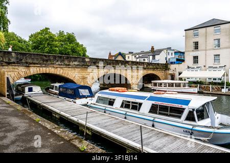 Folly Bridge über die Themse (Isis), historische Steinbrücke, erstmals im 13. Jahrhundert urkundlich erwähnt, mit gemieteten Pünten und schmalen Booten, Oxford, UK Stockfoto
