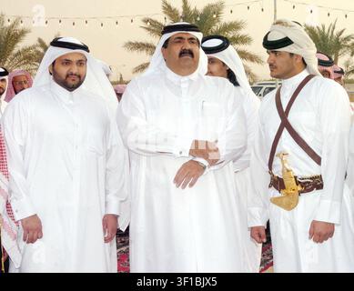 Datei-Foto - Katars Emir Scheich Hamad Bin Khalifa Al Thani feiert mit den Beduinenstämmen die Hochzeit des Kronprinzen von Katar, Scheich Tamim Bin Hamad Al Thani, mit Prinzessin Sheikha Jawaher Al Thani im Palast Al-Wajba in Doha, Katar, am 7. Januar 2005. Der Scheich feiert die Hochzeit seines Sohnes und empfängt im Palast Al-Wajba Gäste aus arabischen Herrscherfamilien. Die Regierung von Katar verkündete am Sonntag, dem 12. Juli 2026, den Tod des ehemaligen Führers Scheich Hamad bin Khalifa Al Thani, der das Land von 1995 bis 2013 führte. Er war 74 Jahre alt, wie eine Regierungswebsite mitteilte. Foto von Balkis Press/ABACA. Stockfoto