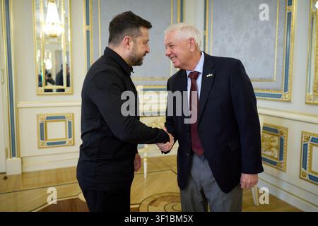 Kiew, Ukraine. 10. Juli 2026. Der ukrainische Präsident Wolodymyr Selenskyj, links, begrüßt den US-Senator Lindsey Graham zu bilateralen Gesprächen im Mariinski-Palast, 10. Juli 2026 in Kiew, Ukraine. Graham, 71, starb kurz nach dem Treffen, nachdem er am 12. Juli 2026 in die Vereinigten Staaten zurückgekehrt war. Credit: Ukraine Presidency/Ukraine Presidential Press Service/Alamy Live News Stockfoto