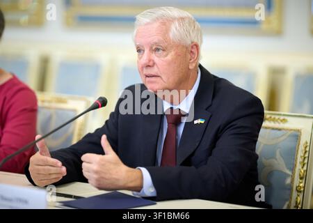 Kiew, Ukraine. 10. Juli 2026. US-Senator Lindsey Graham äußert sich während eines bilateralen Treffens mit dem ukrainischen Präsidenten Wolodymyr Selenskyj im Mariinski-Palast, 10. Juli 2026 in Kiew, Ukraine. Graham, 71, starb kurz nach dem Treffen nach seiner Rückkehr in die Vereinigten Staaten am 12. Juli 2026. Credit: Ukraine Presidency/Ukraine Presidential Press Service/Alamy Live News Stockfoto