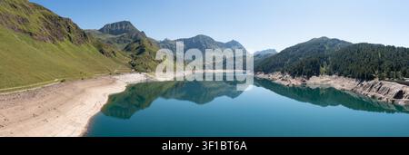Blick auf den Ritomsee und die Alpen, Piora, Kanton Tessin der Schweiz.  Schöner klarer Tag mitten im Sommer Stockfoto