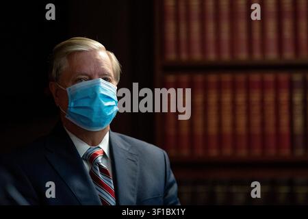 **DATEI-FOTO** Lindsey Graham ist verstorben.  Der US-Senator Lindsey Graham (Republikaner aus South Carolina) hört während einer Pressekonferenz im US-Kapitol in Washington D.C., USA, am Mittwoch, dem 17. Juni 2020, zu. Credit: Stefani Reynolds / CNP /MediaPunch Stockfoto