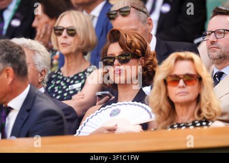 Raye in der Königsloge am vierzehnten Tag der Wimbledon Championships 2026 im All England Lawn Tennis and Croquet Club, London. Bilddatum: Sonntag, 12. Juli 2026. Stockfoto