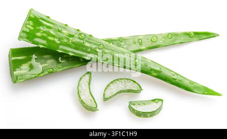Frische Teile des Aloe Vera Blattes bedeckt mit Wassertropfen isoliert auf weißem Hintergrund. Stockfoto