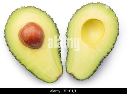 Zwei Scheiben reifer Hass-Avocado isoliert auf weißem Hintergrund. Detailliertes Nahrungselement. Ausschnittpfad. Stockfoto