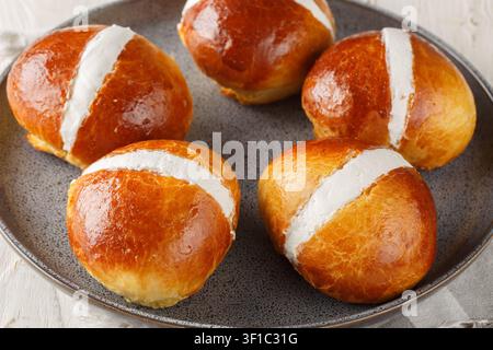Maritozzi italienische süße Brötchen mit Sahne Nahaufnahme auf einem Teller auf dem Tisch. Horizontal Stockfoto