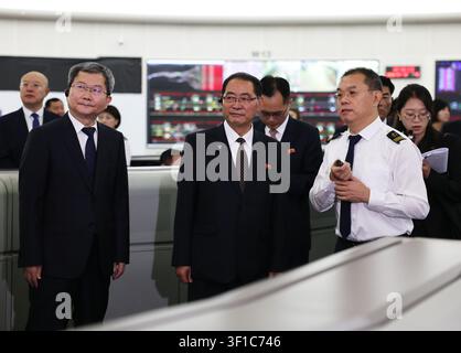 Peking, China. 12. Juli 2026. Pak Thae Song, Premierminister des Kabinetts der Demokratischen Volksrepublik Korea (DVRK), außerdem Mitglied des Präsidiums des Politbüros des Zentralkomitees der Arbeiterpartei Koreas und Vizepräsident der Staatsratskommission der DVRK, besucht das Beijing Metro-Netzwerk-Kontrollzentrum in Peking, der Hauptstadt Chinas, am 12. Juli 2026. Pak führte eine Partei- und Regierungsdelegation an, die vom Freitag bis Sonntag einen offiziellen Besuch in China abstatte. Credit: Lu Ye/Xinhua/Alamy Live News Stockfoto