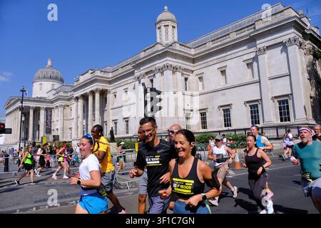 Saucony London 10K 2026-Lauf für wohltätige Zwecke Teilnehmer passieren die Nationalgalerie am Trafalgar Square, London, 12. Juli 2026, UK Stockfoto