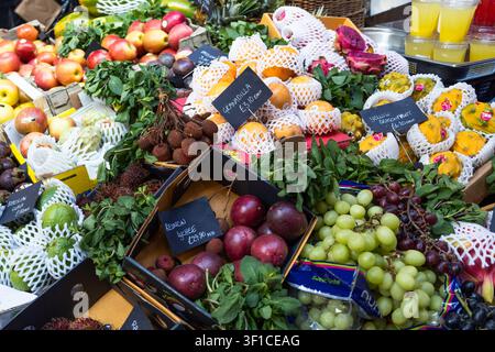 Frische Biofrüchte, die an einem lokalen Lebensmittelmarktstand ausgestellt sind. London, UK, 17. Dezember 2023 Stockfoto