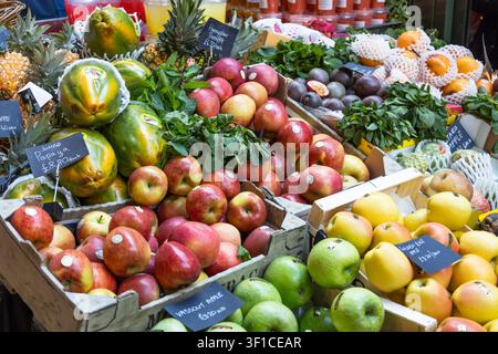 Frische Bio-Früchte in Holzkisten auf einem Bauernmarkt. London, UK, 17. Dezember 2023 Stockfoto