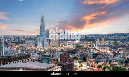 Luftpanoramablick auf die Skyline von London mit moderner und traditioneller Architektur unter einem dramatischen Sonnenuntergang, England, Vereinigtes Königreich Stockfoto